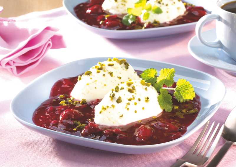 Buttermilch-Kokos-Nocken  mit roter Grütze